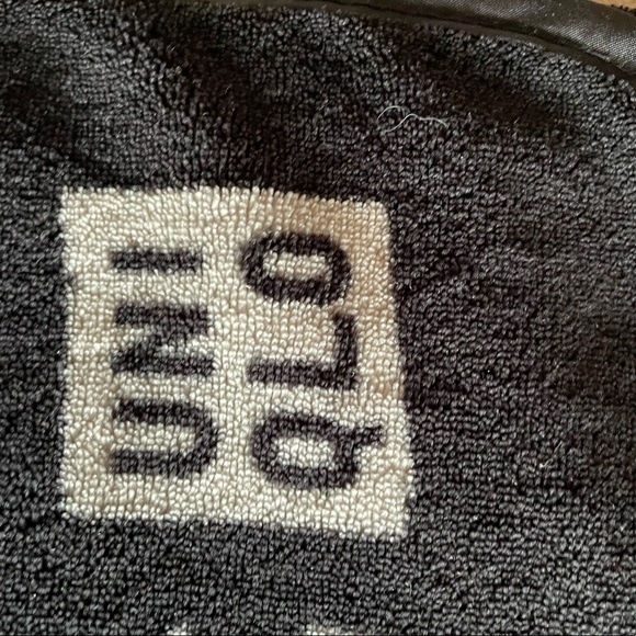 Uniqlo baby fleece blanket ! Used condition 10:10 - Picture 2 of 3